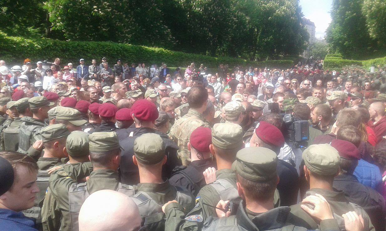 В парке Вечной Славы в Киеве все спокойно, люди продолжают возлагать цветы